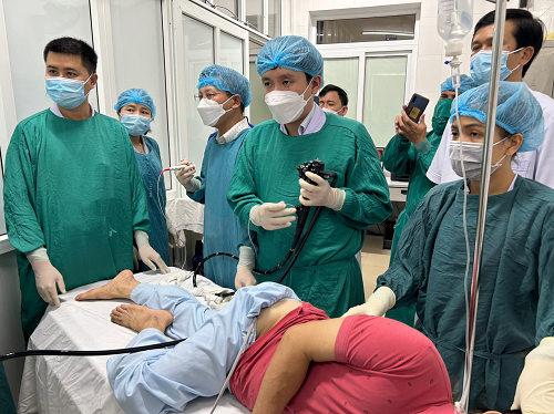 Ê kíp bác sĩ thực hiện kỹ thuật nội soi mật tụy ngược dòng cho bệnh nhân ở Hà Tĩnh.
