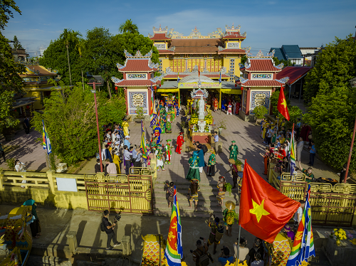 Lễ hội được bắt đầu từ Thánh đường Thiên Tiên Thánh giáo (352 Chi Lăng, TP. Huế).