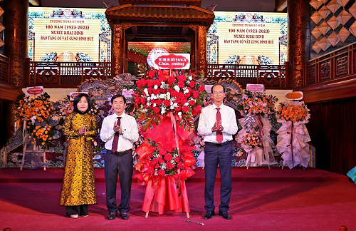 Lãnh đạo UBND tỉnh Thừa Thiên Huế chúc mừng 100 năm thành lập Bảo tàng Cổ vật Cung đình Huế.