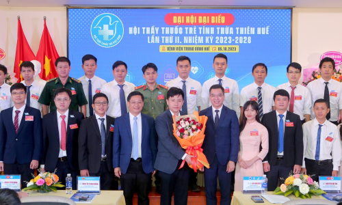 Lãnh đạo tỉnh Thừa Thiên Huế tặng hoa chúc mừng Ban chấp hành Hội Thầy thuốc trẻ tỉnh Thừa Thiên Huế nhiệm kỳ 2023-2028.