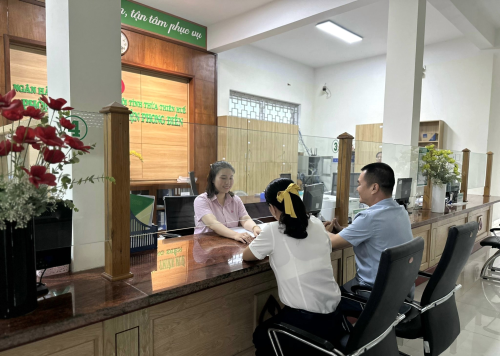 Ngân hàng Chính sách xã hội Chi nhánh tỉnh Thừa Thiên Huế giải ngân vốn vay cho những người chấp hành xong án phạt tù trở về địa phương.