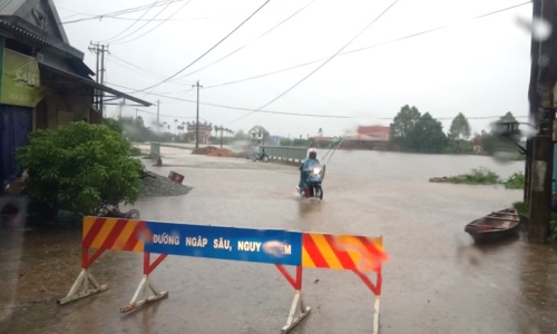 Nhiều tuyến đường tại huyện Phong Điền bị ngập sâu, cơ quan chức năng đã đặt biển cảnh báo.