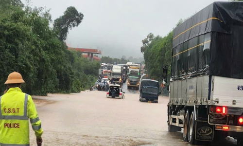 Nước ngập sâu gây khó khăn cho người và phương tiện tham gia giao thông.