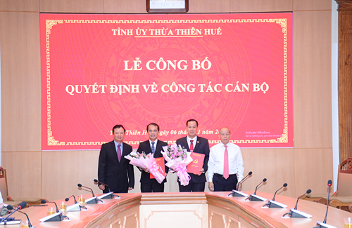 Trao Quyết định của Ban Bí thư cho ông Võ Lê Nhật (thứ 2, từ trái sang) và Vũ Văn Minh.