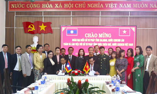 Đại diện Sở Tư pháp hai tỉnh Thừa Thiên Huế và tỉnh Salavan (Lào) ký kết biên bản ghi nhớ giai đoạn 2023 – 2025.