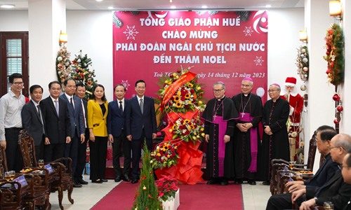 Chủ tịch nước Võ Văn Thưởng và đoàn công tác tặng hoa chúc mừng Tổng Giáo phận Huế.