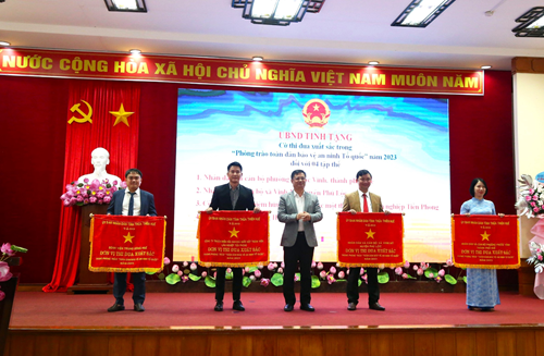 Phó Chủ tịch Thường trực UBND tỉnh Thừa Thiên Huế Nguyễn Thanh Bình trao cờ thi đua tặng 4 tập thể xuất sắc trong phong trào toàn dân bảo vệ an ninh Tổ quốc.
