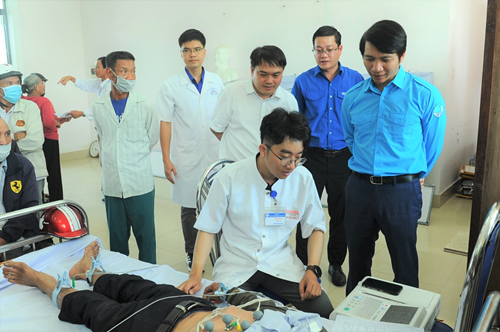 Các y, bác sỹ bệnh viện Trung ương Huế khám, tầm soát phổi cho người dân tại huyện Quảng Điền, tỉnh Thừa Thiên Huế.