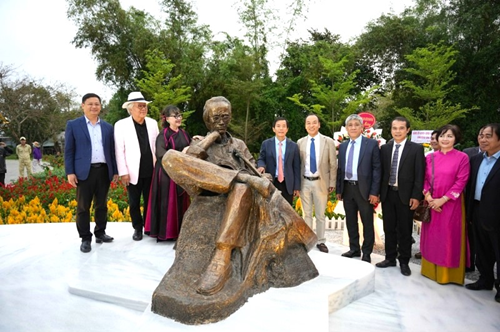 Lãnh đạo tỉnh, TP Huế và các ban ngành, gia đình cố nhạc sĩ Trịnh Công Sơn chụp ảnh lưu niệm bên tượng nghệ thuật.