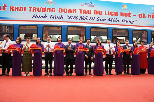 Khai trương đoàn tàu du lịch kết nối di sản Huế - Đà Nẵng tại ga Huế.