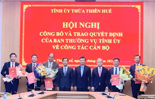 Lãnh đạo tỉnh Thừa Thiên Huế chúc mừng các cán bộ mới được bổ nhiệm.
