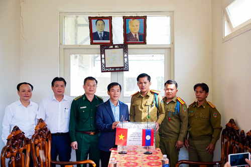 Chủ tịch UBND tỉnh Thừa Thiên Huế Nguyễn Văn Phương và đoàn công tác tặng quà chúc mừng năm mới tại Đồn Công an Tà Vàng.