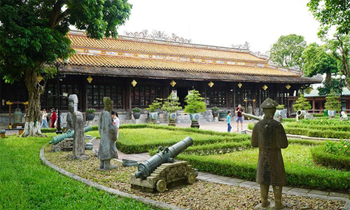 Bảo tàng Cổ vật Cung đình Huế được thành lập vào năm 1923, là một trong những bảo tàng đầu tiên ở Việt Nam.