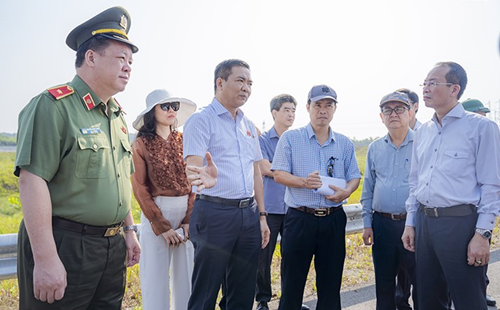 Đoàn công tác khảo sát thực tế nút giao cao tốc Cam Lộ - La Sơn. (Ảnh: Ngọc Minh)