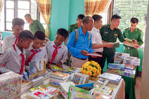 Những cuốn sách về lịch sử, sách pháp luật, truyện ngắn... đã được trao tặng các em học sinh trường Tiểu học và Trung học cơ sở A Roàng, huyện A Lưới, tỉnh Thừa Thiên Huế.