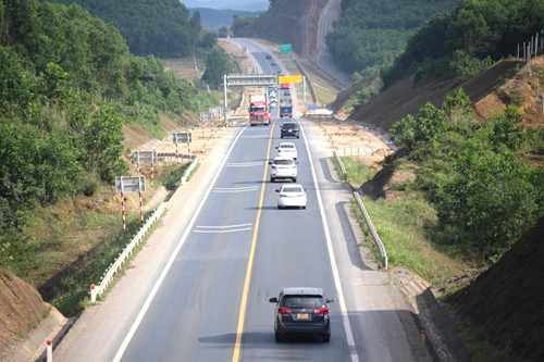 Cao tốc Cam Lộ- La Sơn hiện có hai làn xe.