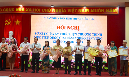 Tặng Bằng khen của Chủ tịch UBND tỉnh Thừa Thiên Huế cho các tập thể có thành tích xuất sắc, đóng góp vào sự nghiệp giảm nghèo bền vững.