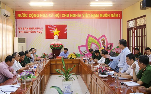 Lãnh đạo UBND huyện Hồng Ngự báo cáo công tác phòng chống dịch Covid-19. 