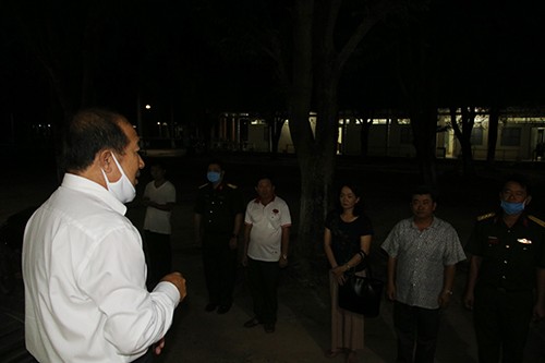 Ông Đoàn Tấn Bửu- Phó Chủ tịch UBND tỉnh trực tiếp chỉ đạo công tác chuẩn bị tiếp nhận kiều bào để cách ly y tế.