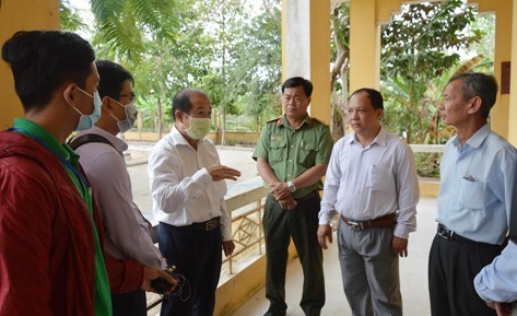  Ông Đoàn Tấn Bửu - Phó Chủ tịch UBND tỉnh (thứ 3 từ trái qua) cùng đoàn kiểm tra tại Trường Trung cấp nghề thị xã Hồng Ngự