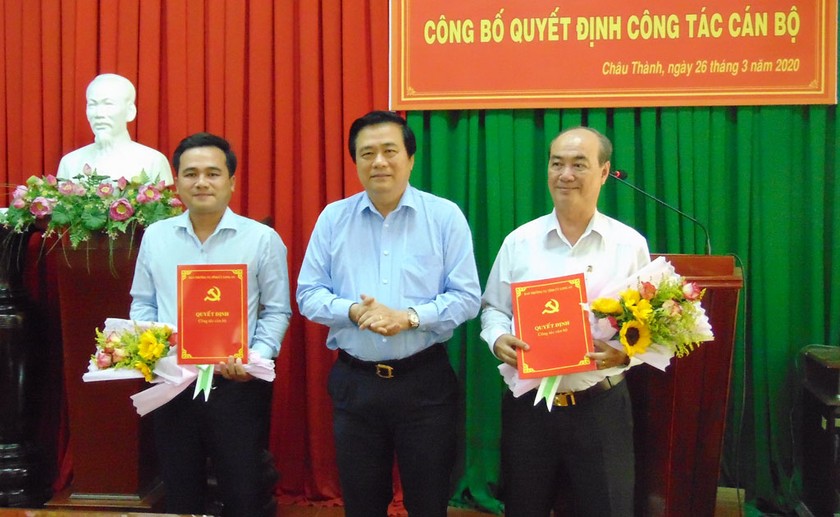 Lãnh đạo tỉnh trao quyết định cho đồng chí Trương Văn Biết (bìa phải) và Võ Thanh Phong (bìa trái).