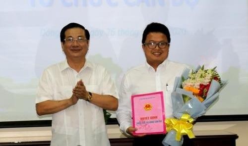 Phó chủ tịch UBND tỉnh Nguyễn Thanh Hùng trao quyết định cho ông Lê Lam Minh Nhật.