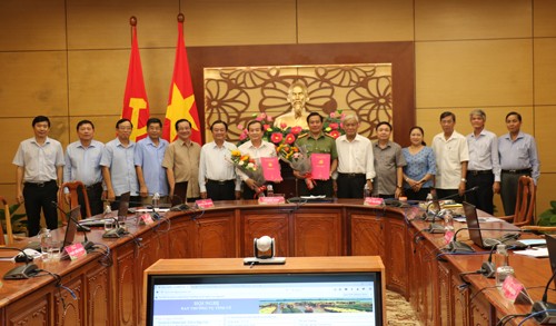 Đồng chí Võ Hoàng Cương, Đại tá Nguyễn Thanh Hải nhận Quyết định và chụp ảnh cùng Ban Thường vụ Tỉnh ủy.