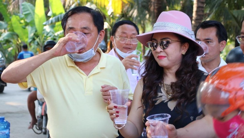 Ông Huỳnh Uy Dũng(Dũng Lò Vôi) cùng vợ là CEO Nguyễn Phương Hằng uống thử trực tiếp nước sạch sau khi đã qua hệ thống lọc RO
