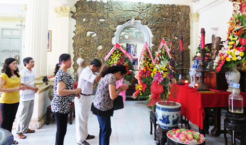 Người dân dâng hương Giỗ Quốc Tổ Hùng Vương tại Bảo tàng tỉnh Tiền Giang.