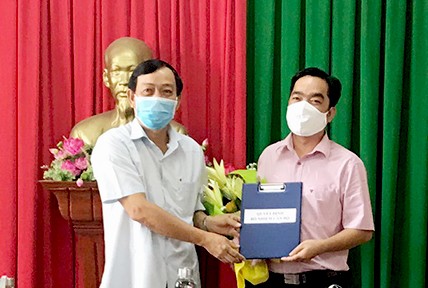 Ông Tô Minh Thuận(bên phải) nhận Quyết dịnh bổ nhiệm.ảnh: MT