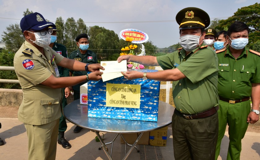 Công an tỉnh Long An trao tặng dụng cụ y tế và quà tết cho Công an Prey Veng (Campuchia)