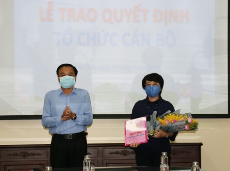 Ông Nguyễn Văn Dương- Chủ tịch UBND tỉnh trao quyết định cho bà Nguyễn thị Minh Tuyết.