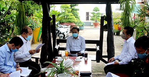 Chủ tịch UBND tỉnh Đồng Tháp Nguyễn Văn Dương chỉ trì cuộc họp triển khai các biện pháp cấp bách phòng, chống Covid-19 ngày 16/4. Ảnh: Văn Khương