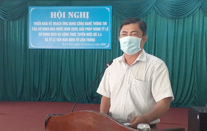 ông Phạm Hữu Toại - Phó chủ tịch UBND huyện Bình Đại (Bến Tre) phát biểu tại hội nghị trực tuyến ngày 16/4.Ảnh: Minh Nhân