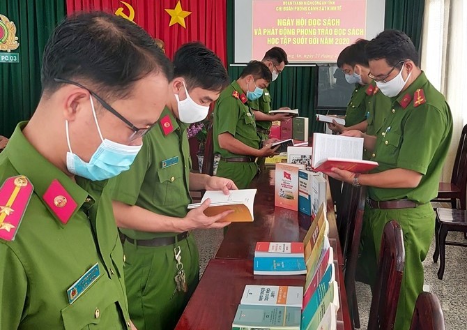 Cán bộ, chiến sỹ đơn vị tham gia đọc sách, ảnh: Thanh Phương