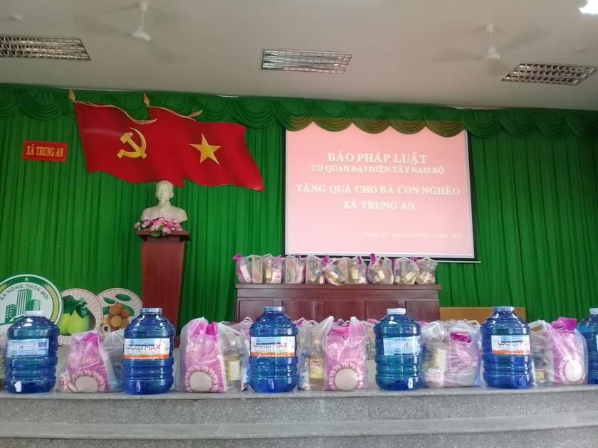 Những phần quà hỗ trợ sẵn sàng để trao đến tay những hộ khó khăn trên địa bàn xã Trung An (TP Mỹ Thơ, tỉnh Tiền Giang).