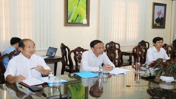 Ông Nguyễn Văn Dương- Chủ tịch UBND tỉnh nghe báo cáo tiến độ triển khai Cầu truyền hình. Ảnh: dongthap.gov.vn