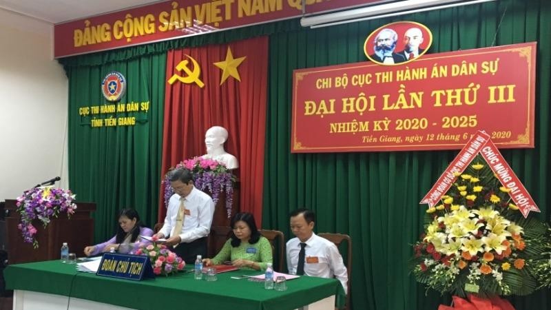 Đồng chí Trần Minh Tuấn - Bí thư Chi bộ phát biểu khai mạc Đại hội.