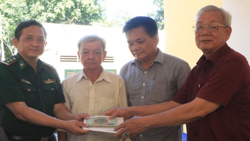 Ban Liên lạc truyền thống BĐBP tại TP HCM trao tiền xây nhà nghĩa tình đồng đội 