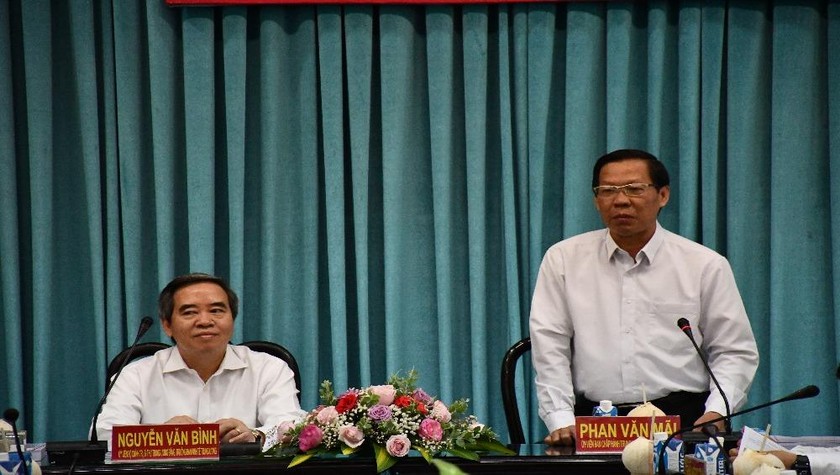  Ông Phan Văn Mãi (đứng) - Bí thư Tỉnh ủy, Chủ tịch HĐND tỉnh Bến Tre phát biểu tiếp thu ý kiến chỉ đạo của Trưởng đoàn công tác của các bộ, ngành T.Ư.