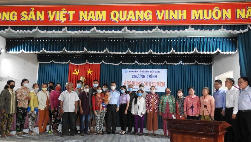 Lãnh đạo BHXH tỉnh Tiền Giang trao thẻ BHYT cho người dân xã Hòa Hưng, huyện Cái Bè 