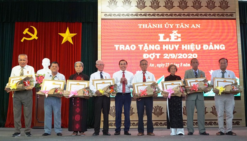 Bí thư Thành ủy Tân An - Lê Công Đỉnh trao Huy hiệu cho các đảng viên 55 tuổi Đảng. Ảnh Baolongan 