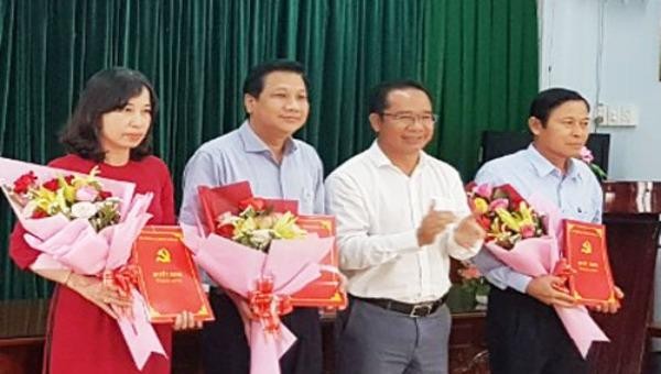  Phó Bí thư Thường trực Tỉnh ủy Long An Nguyễn Văn Được (thứ hai từ phải sang) chúc mừng 3 đồng chí vừa được bổ nhiệm nhiệm vụ mới.