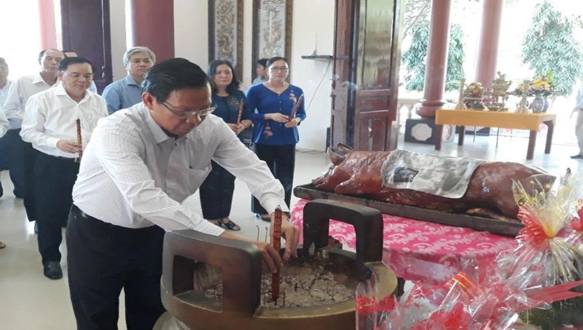 Bí thư tỉnh ủy Phan Văn Mãi thắp hương tại đền thờ nữ tướng Nguyễn Thị Định. Ảnh: Hữu Hiệp 