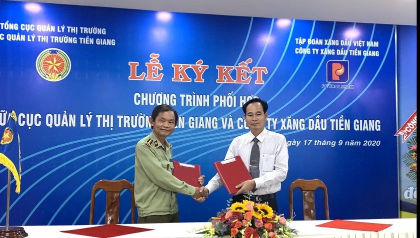 Đại diện lãnh đạo Cục  QLTT Tiền Giang và Petrolimex Tiền Giang ký Chương trình phối hợp. 