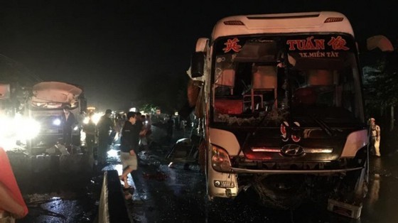 Va chạm xe tải - xe khách khiến 1 người chết, 18 người bị thương