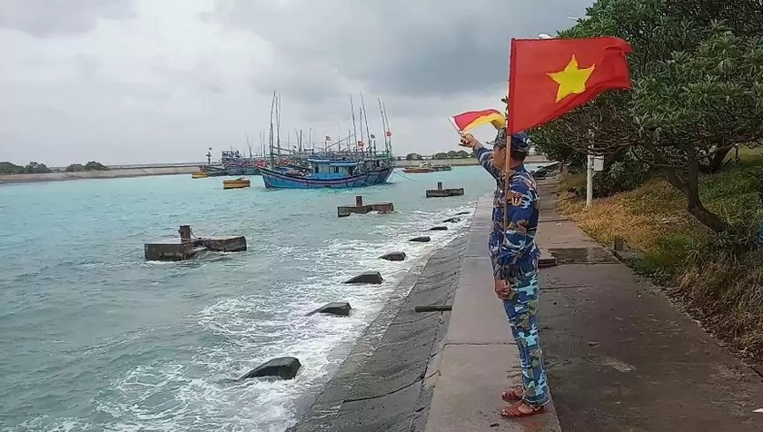 Quân cảng Sài Gòn hỗ trợ hơn 1.000 ngư dân vào tránh trú bão số 9