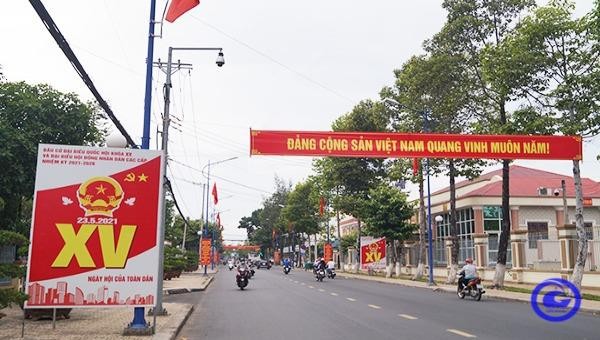 Đường phố ở Tiền Giang rợp cờ hoa mừng ngày hội lớn. Ảnh: tiengiang.gov.vn