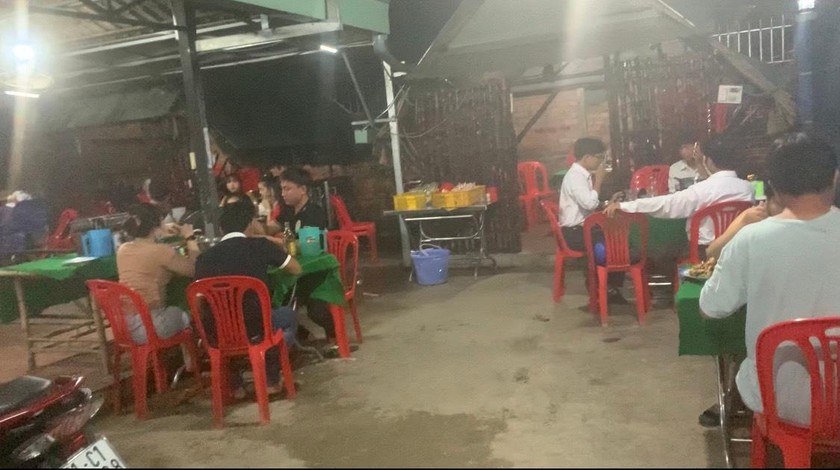 Quán ăn ở Tiền Giang tấp nập khách 'bất chấp' dịch COVID - 19
