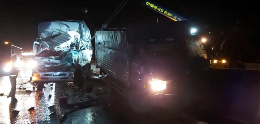 Xe tải tông xe tải trên cao tốc TP HCM - Trung Lương, người tử nạn, người trọng thương